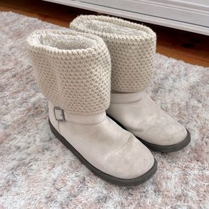 Joe Boxer Cream Furry Sweater Booties women’s Size 9